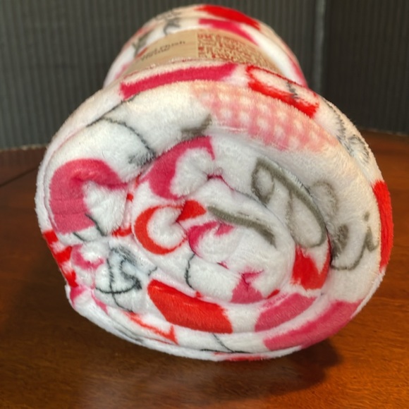 Throw Blanket. Love ❤️ Design. 50” x 60” New - Picture 7 of 8